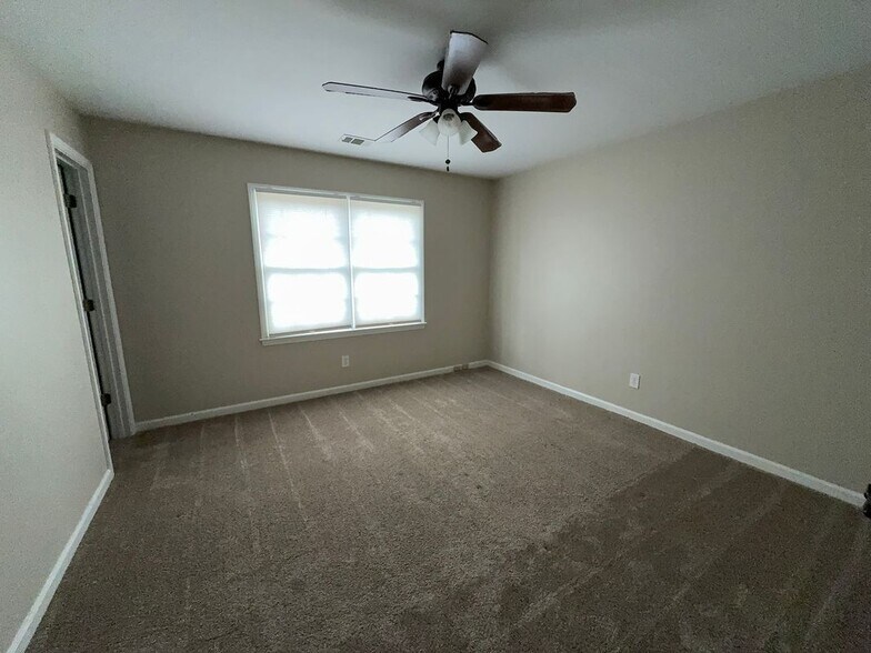 Building Photo - 2845 Stratfield Ct