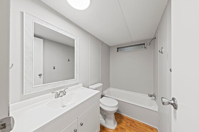 Building Photo - 700 Persimmon St