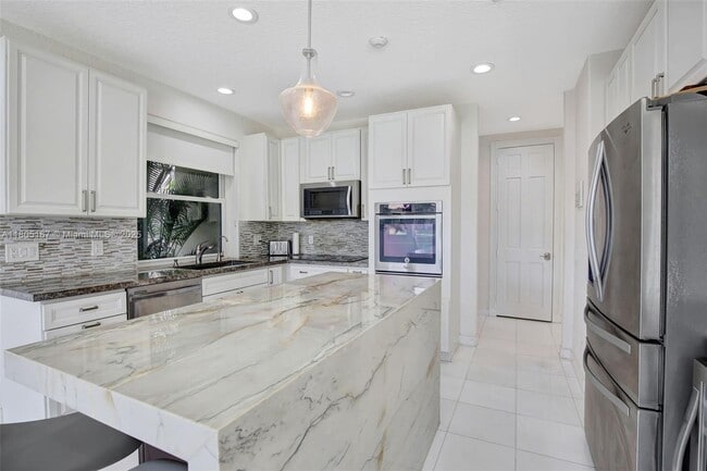 Building Photo - 2651 Oakmont Dr