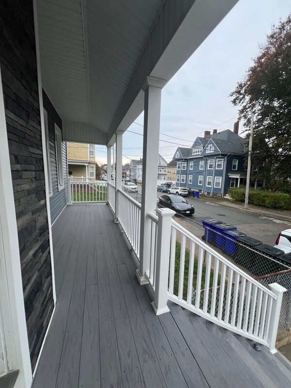 Building Photo - 552 Maple St