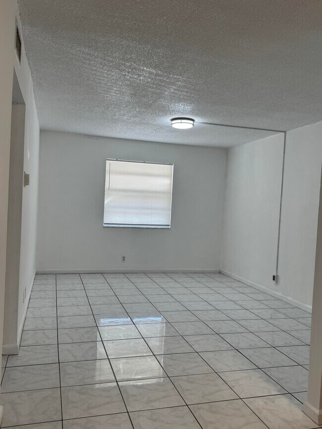 Building Photo - 650 SW 15th Ave