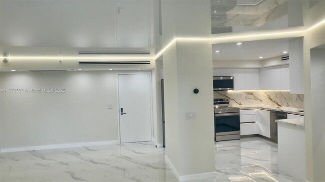 Building Photo - 3500 Mystic Pointe Dr
