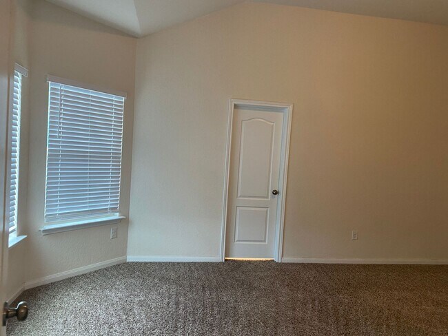 Building Photo - 4 Bedroom 3 Bathroom located in Remuda Ran...