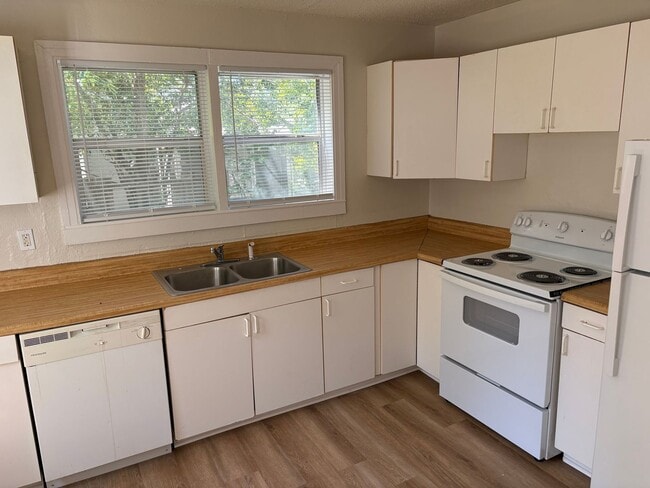 Building Photo - 2 bed / 1 bath home for rent in a great location. Features fresh flooring, new paint, and a fence...