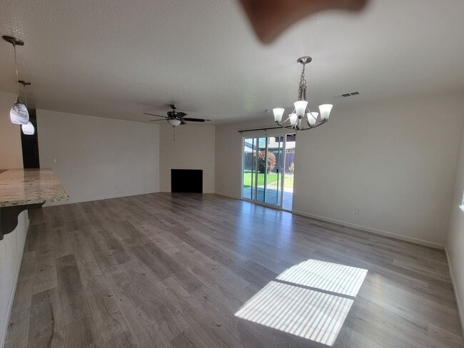 Building Photo - Beautiful 3 Bedroom 2 Bathroom Home in SW Visalia!