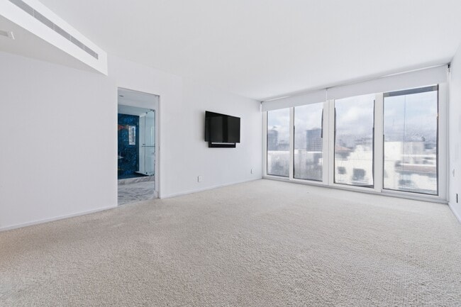 Building Photo - 529 S Flagler Dr