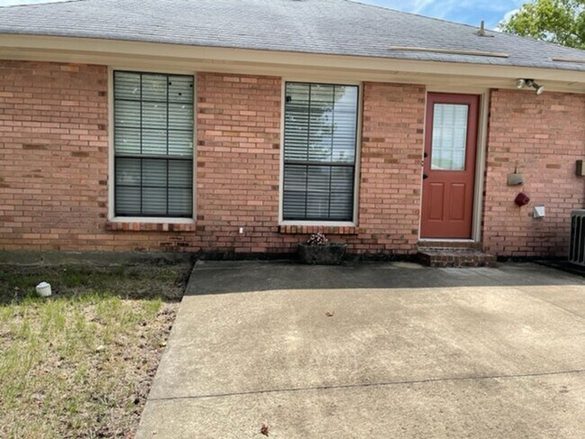 Building Photo - 1604 Queen Elizabeth Ct