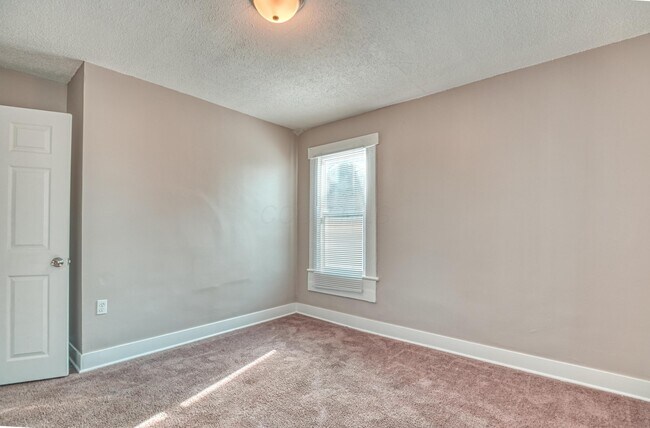 Building Photo - 921 Miller Ave