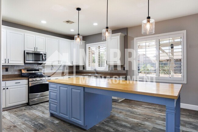 Building Photo - Beautiful Two-Story Home Located in Missio...