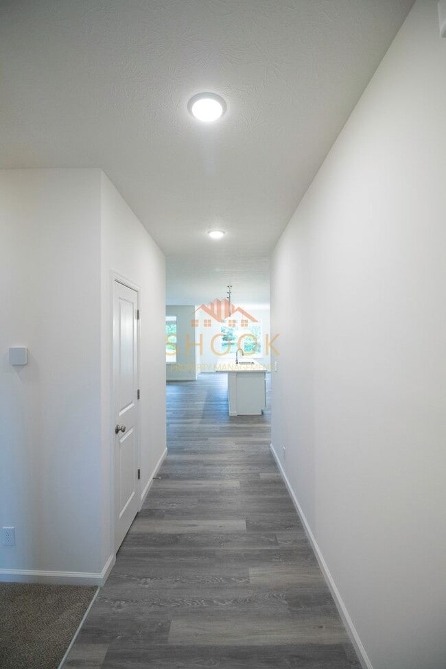 Building Photo - MODERN 3BR HOME IN BLACKTHORNE