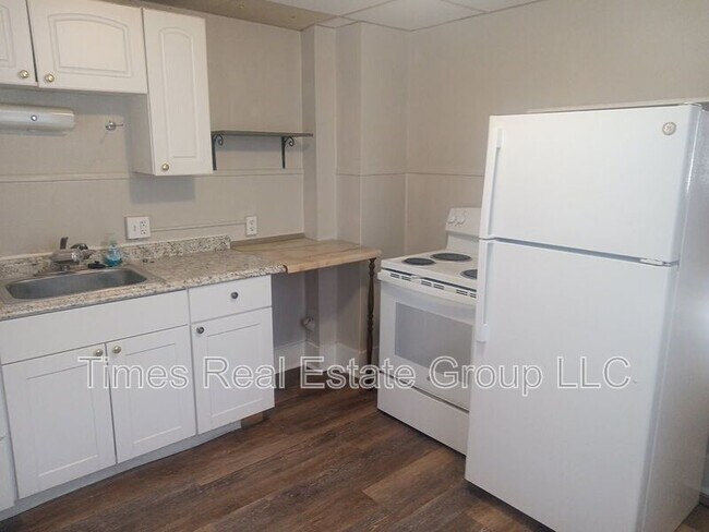 Building Photo - 206 W Railroad St