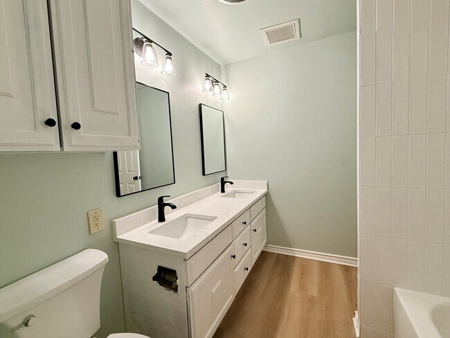 Building Photo - 511 Fairway Dr