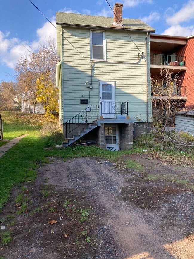 Building Photo - Three Bedroom Single-Family Home Close To ...