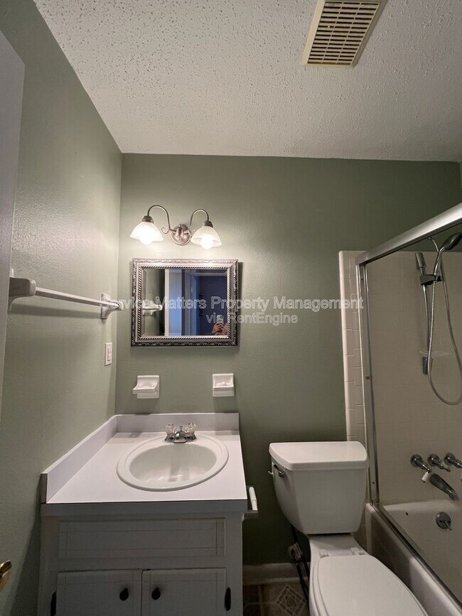 Building Photo - 3227 Fresno Ave