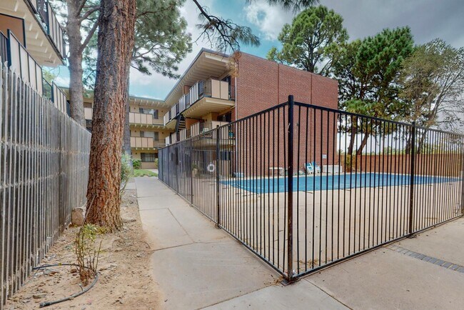 Building Photo - 1100 Alvarado Dr SE