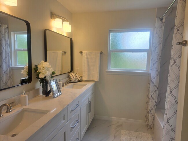 Building Photo - 1507 Village Green Ct