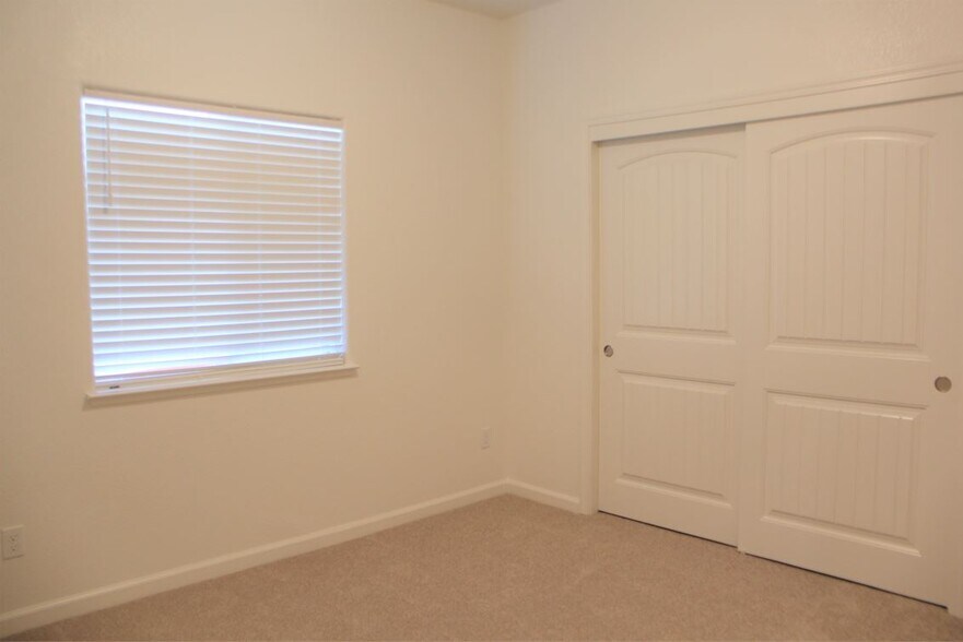 Building Photo - 717 Suzanne Dr