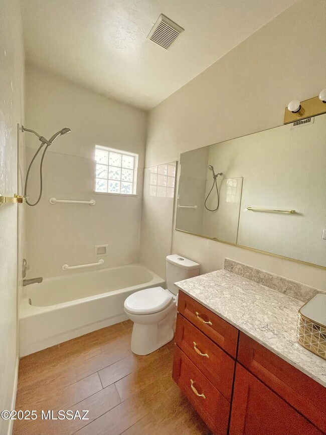 Building Photo - 7659 E Park View Dr