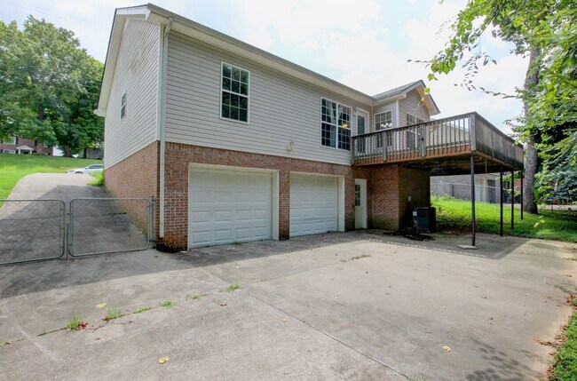 Building Photo - 3 bed 2 bath w sweet basement.  Go