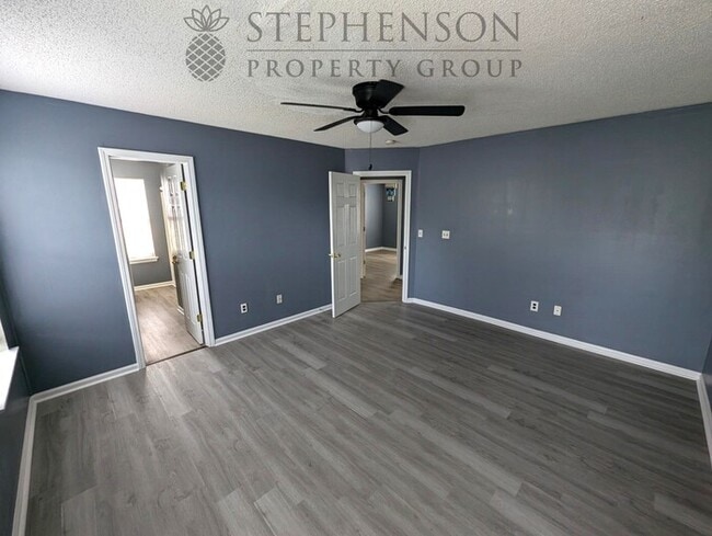Building Photo - 3 bed 2 bath LVP Floors