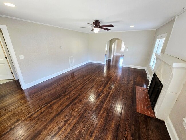 Building Photo - Charming Brick Home for Rent in Burlington