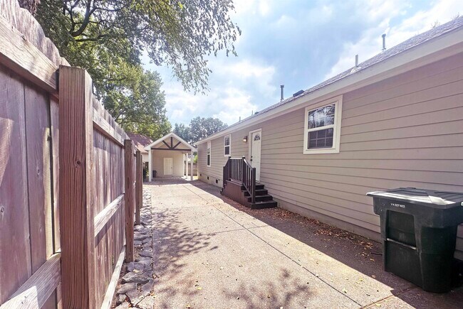 Building Photo - 3815 Montclair Dr