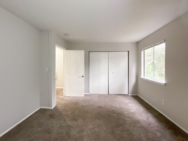 Building Photo - COMING SOON! Charming 2-Bed, 1.5-Bath Retr...
