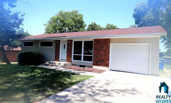 Building Photo - 3 Bedroom Home