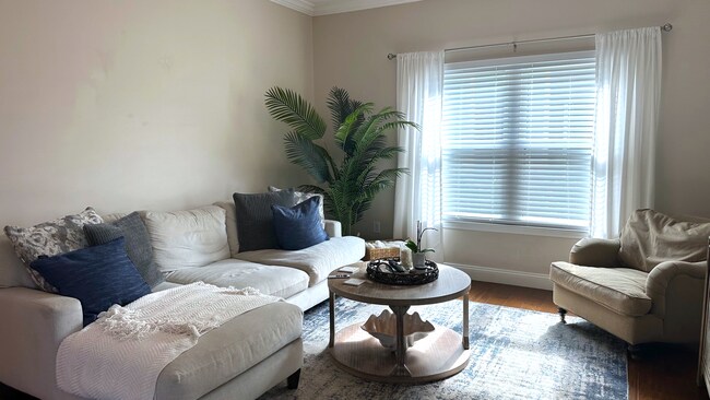 Building Photo - Gated Community, 3/2, Just Minutes to Beach!