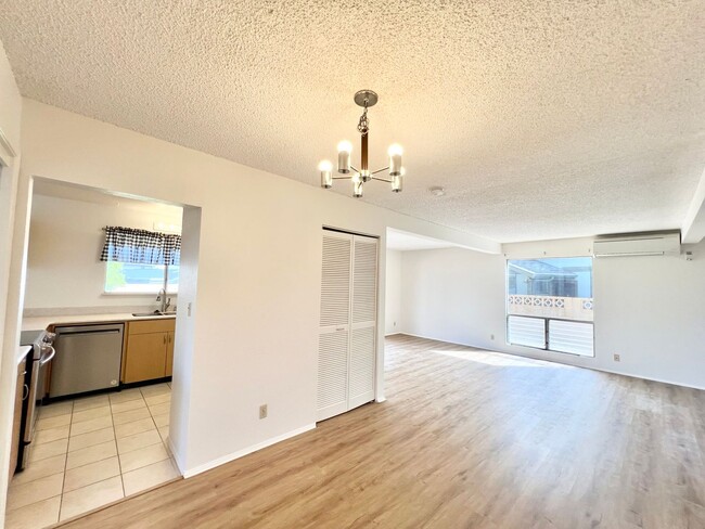 Building Photo - Spacious 5br/2.5ba House w/enclosed yard &...