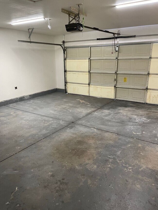 Building Photo - 2 bedroom 2 bath house near Desert Shores/ Available 4/1/2026