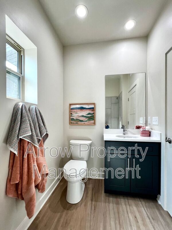 Building Photo - 1215 Claude Rd