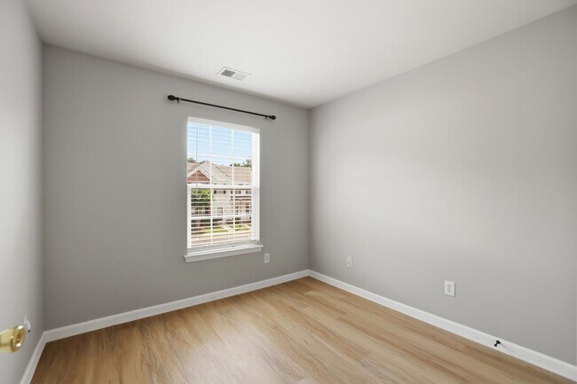 Building Photo - 3221 Mannington Dr