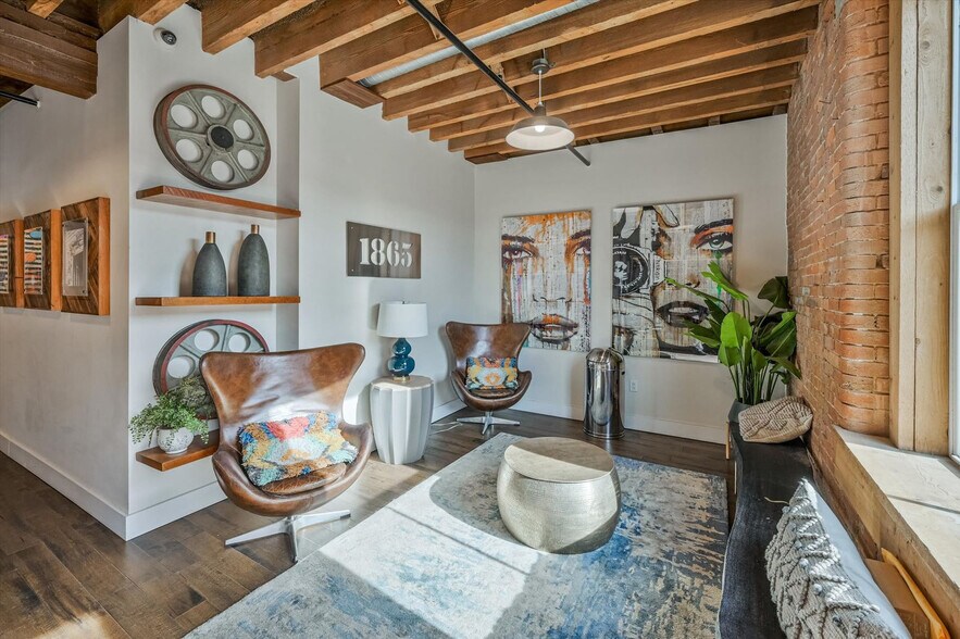 Building Photo - 610 21st Ave N