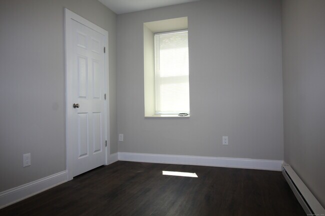 Building Photo - 272 Valley Rd