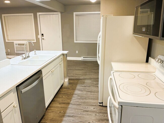 Building Photo - 1 Bedroom, 1 Bath Condo Available ASAP! Ve...