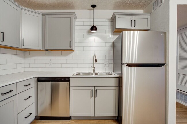Building Photo - Charming 2-bedroom full of modern updates