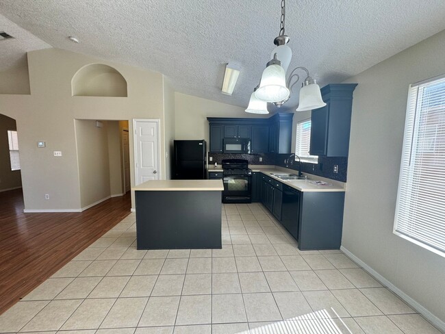 Building Photo - 3 bed 2 bath home in Huning Ranch