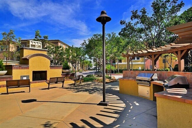 Building Photo - Gorgeous two bedroom home with 2.5 bathroo...
