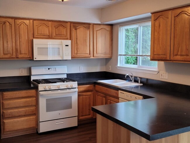 Building Photo - Beautiful 3 bedroom 2.5 bath home with lar...