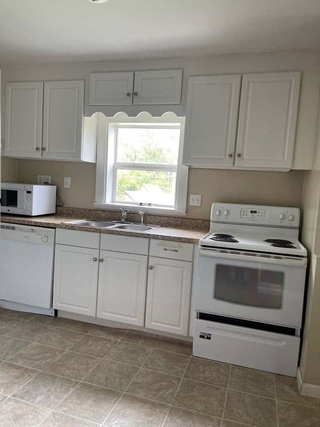 Building Photo - Beautiful 4 Bedroom House!!