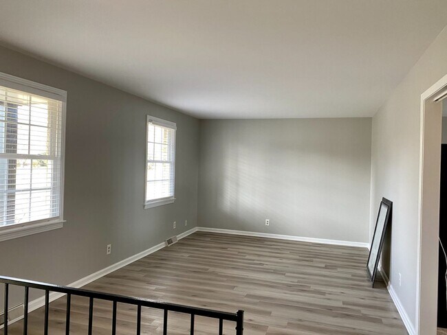 Building Photo - Location Location Location!!! 4bdr/2ba Split Level near Clarksville County Club!!