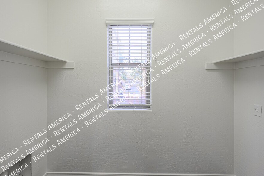 Building Photo - 323 N 76th Pl