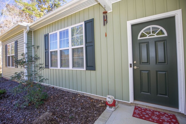 Building Photo - Centric and spacious home! No stairs!