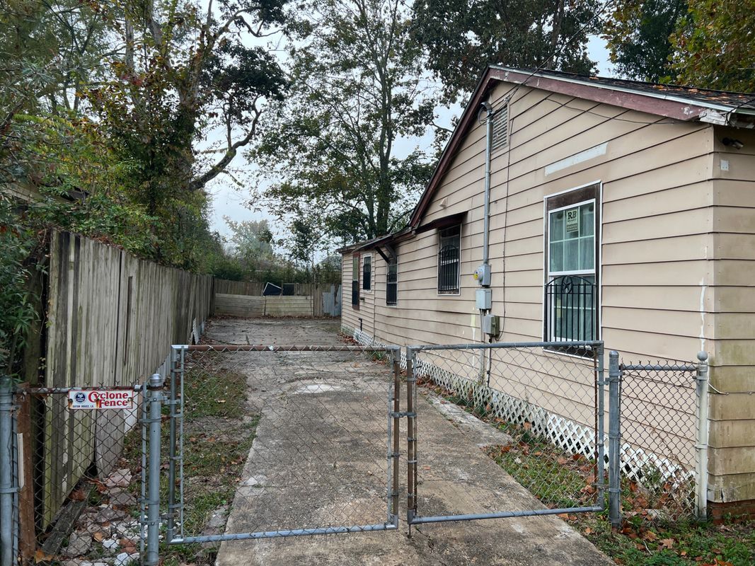 Building Photo - 4734 Wyandotte St