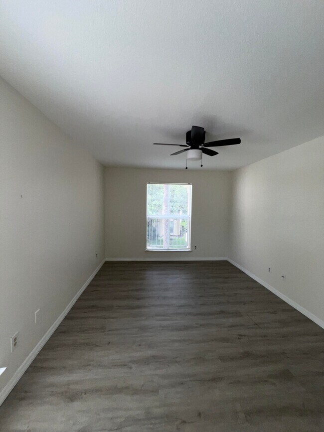 Building Photo - 899 Riverside Dr