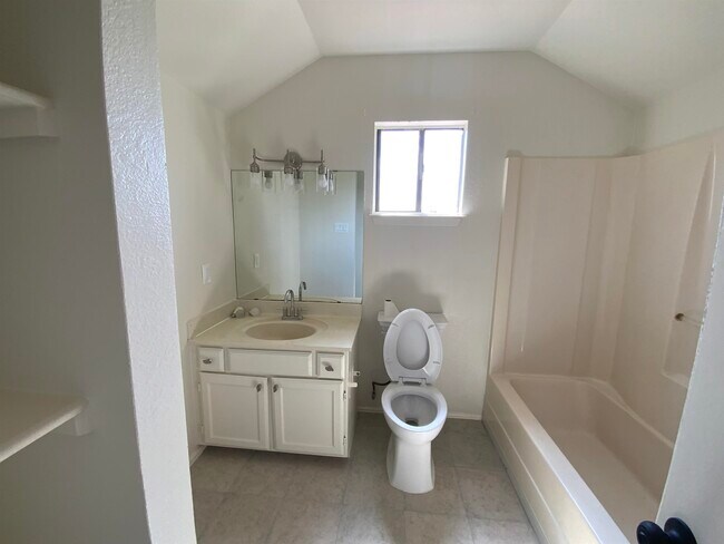 Building Photo - 119 Tours Ln