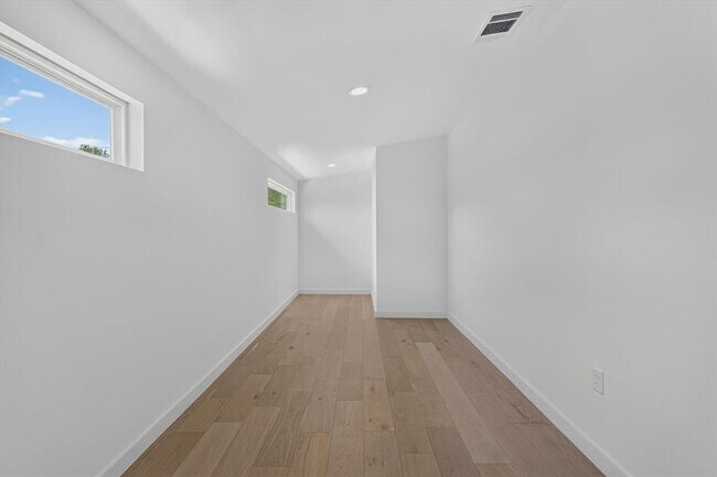 Building Photo - 5305 Ledesma Rd