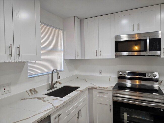 Building Photo - 11477 NW 39th Ct