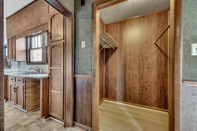 Building Photo - 415 19th St N